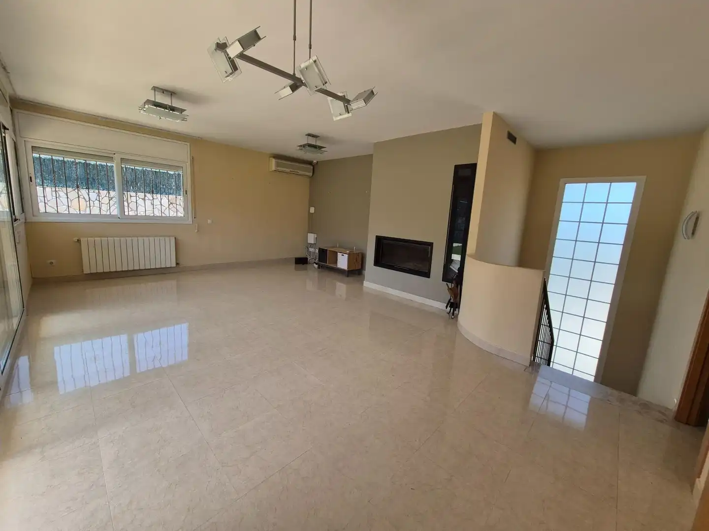 Sala d'estar de Casa o xalet en venda en Tordera amb Aire condicionat, Calefacció i Terrassa
