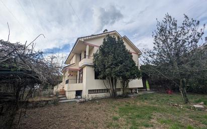 Außenansicht von Einfamilien-Reihenhaus zum verkauf in Ruesga mit Terrasse und Balkon