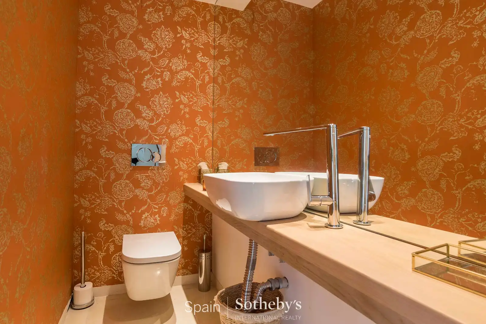 Baño de Casa adosada en venta en Madrid con Aire acondicionado, Calefacción y Jardín privado