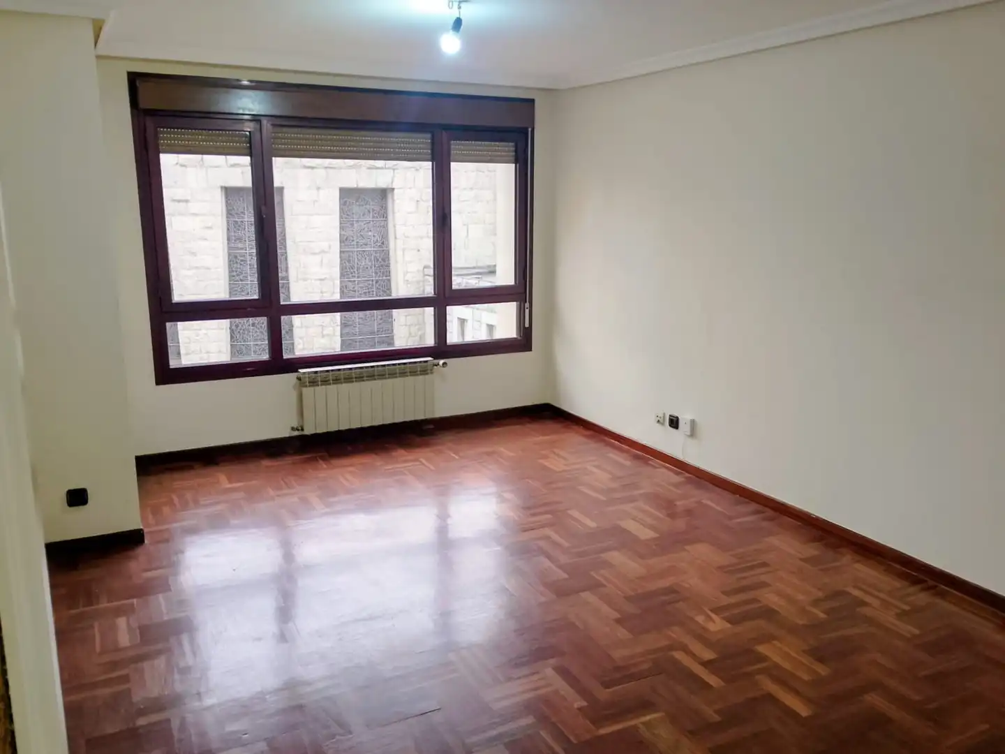 Sala d'estar de Pis de lloguer en Oviedo  amb Calefacció, Parquet i Terrassa