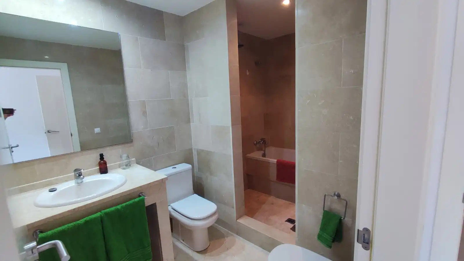 Badezimmer von Erdgeschoss zum Verkauf in Manilva mit Klimaanlage, Terrasse und Abstellraum