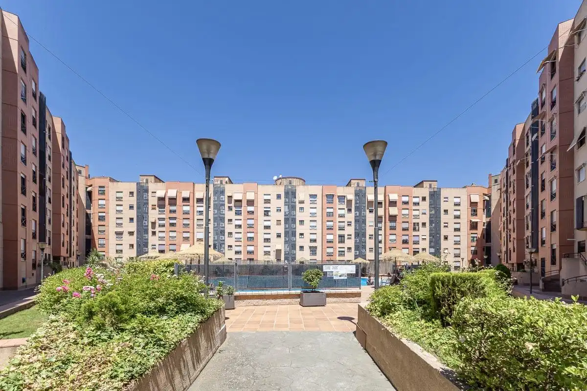 Vista exterior de Piso en venta en Granada con Aire acondicionado, Calefacción y Terraza