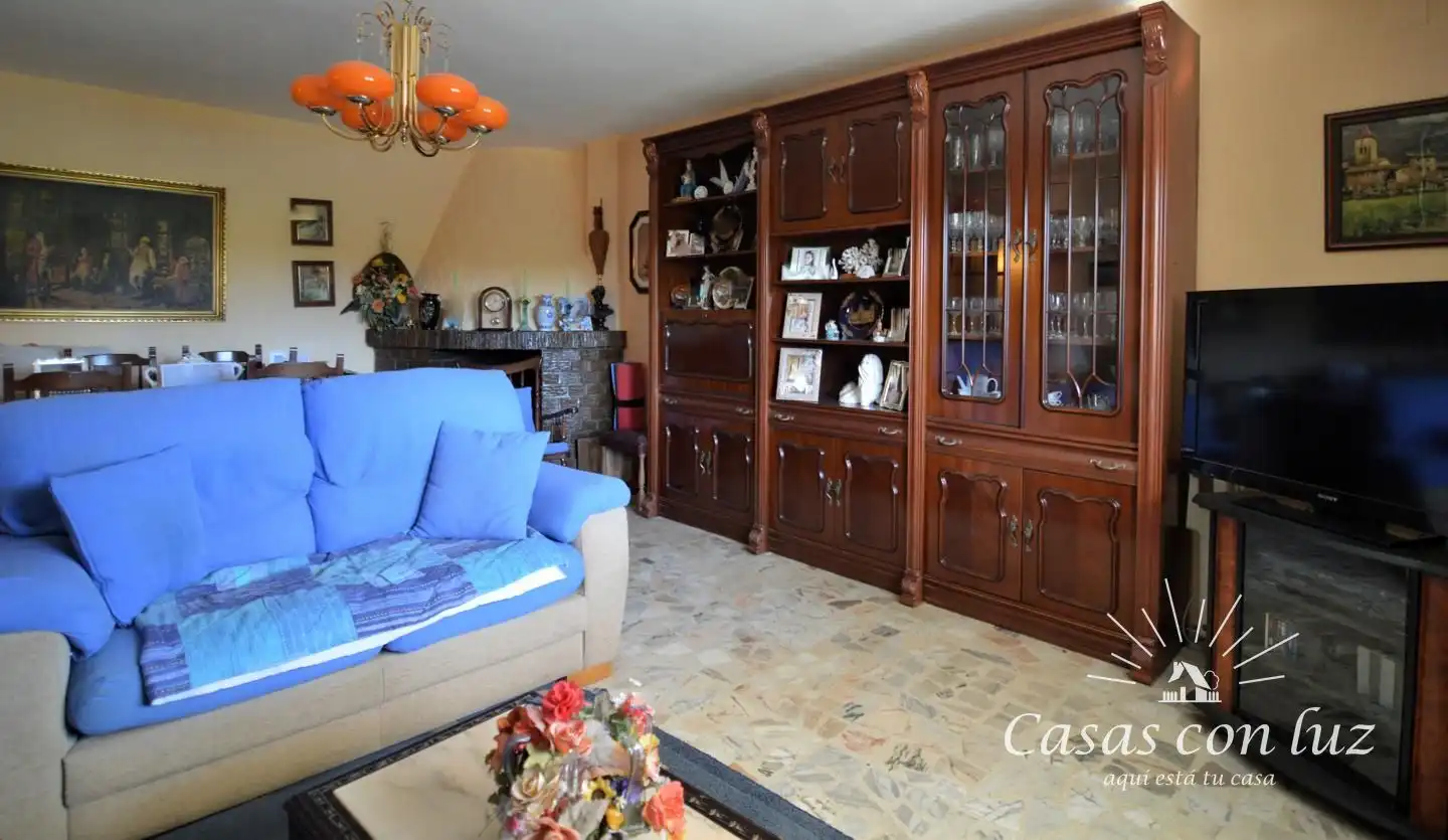 Sala d'estar de Casa adosada en venda en Zaragoza amb Jardí privat, Traster i Piscina