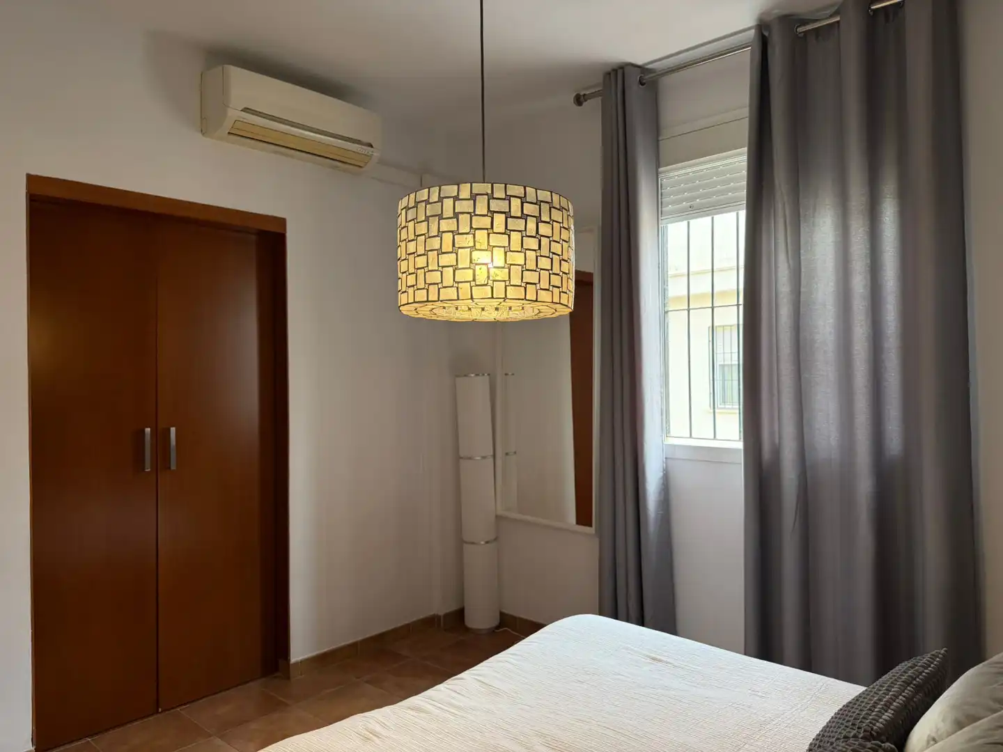Schlafzimmer von Einfamilien-Reihenhaus zum Verkauf in Dos Hermanas mit Klimaanlage, Möbliert und Ofen