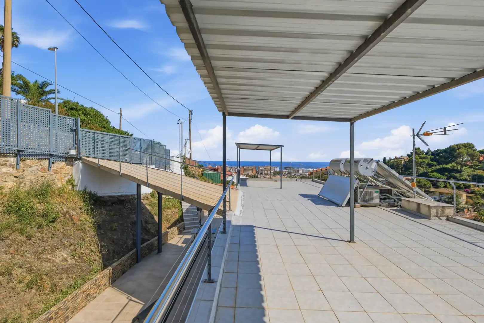 Terrasse von Einfamilien-Reihenhaus zum Verkauf in Santa Susanna mit Klimaanlage, Privatgarten und Terrasse