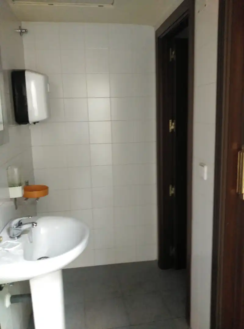 Baño de Oficina en venta en Madrid con Aire acondicionado, Calefacción y Internet