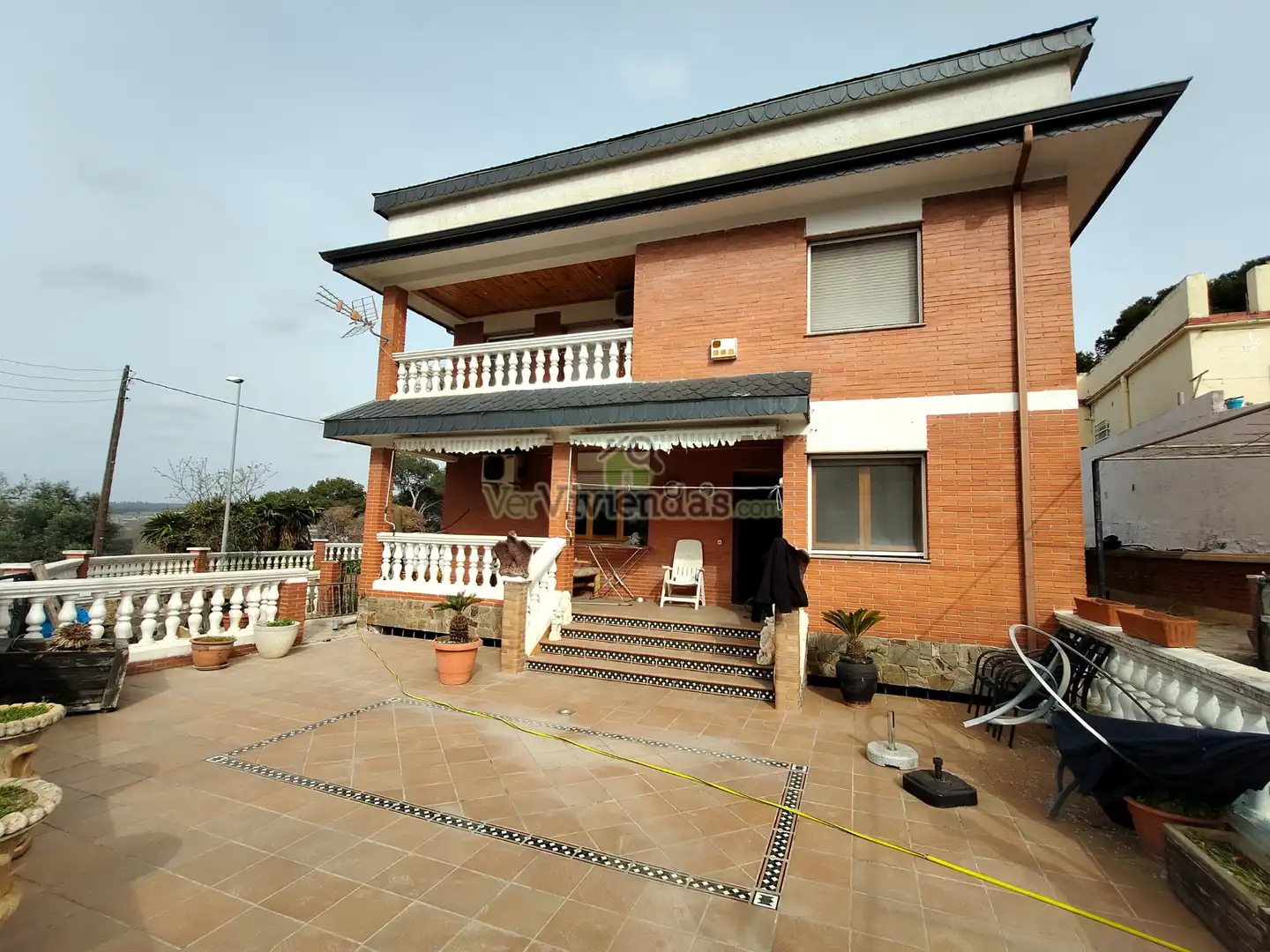 Vista exterior de Casa o xalet en venda en Cerdanyola del Vallès amb Calefacció, Jardí privat i Parquet