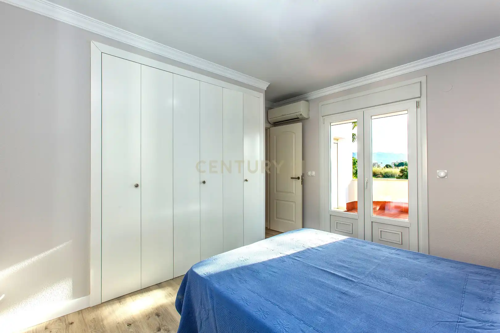 Schlafzimmer von Einfamilien-Reihenhaus zum Verkauf in Oliva mit Klimaanlage, Privatgarten und Ofen