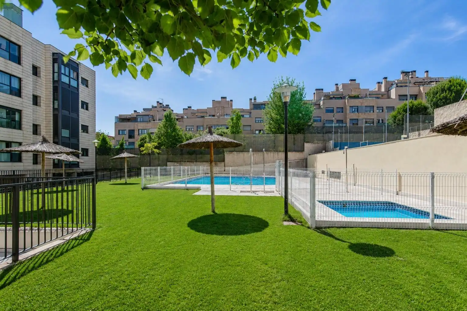 Piscina de Piso en venta en Madrid con Aire acondicionado, Calefacción y Jardín privado
