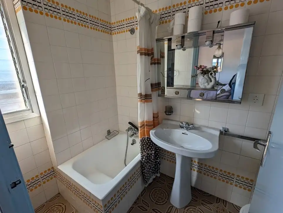 Bany de Casa o xalet en venda en Horta de Sant Joan amb Jardí privat, Terrassa i Moblat