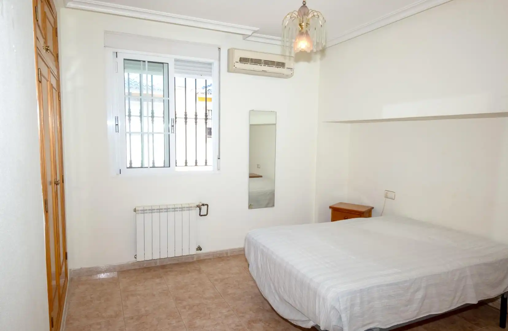 Habitación de Casa adosada en venta en Torrevieja con Aire acondicionado, Calefacción y Jardín privado