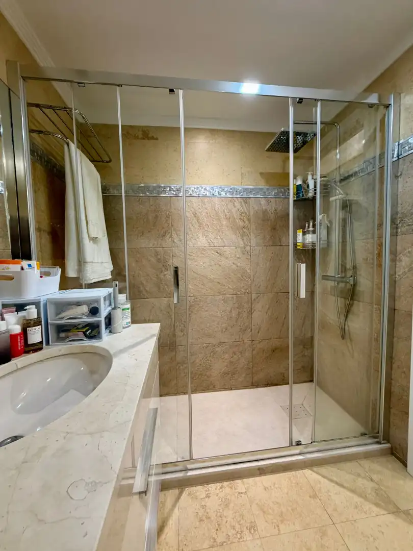 Badezimmer von Wohnungen zum Verkauf in Marbella mit Klimaanlage, Heizung und Terrasse