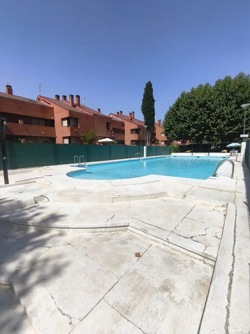 Schwimmbecken von Einfamilien-Reihenhaus zum Verkauf in Getafe mit Klimaanlage, Heizung und Privatgarten
