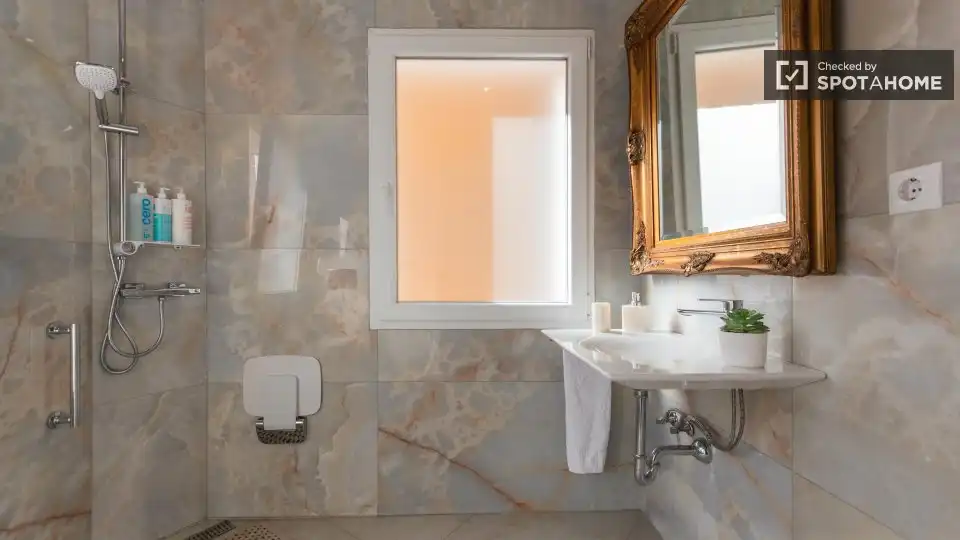 Bathroom of Flat for rent in Valencia  with Air Conditioner, Heating and Furnished