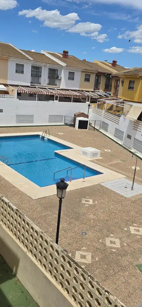 Piscina de Casa adosada en venda en Málaga amb Aire condicionat, Calefacció i Jardí privat
