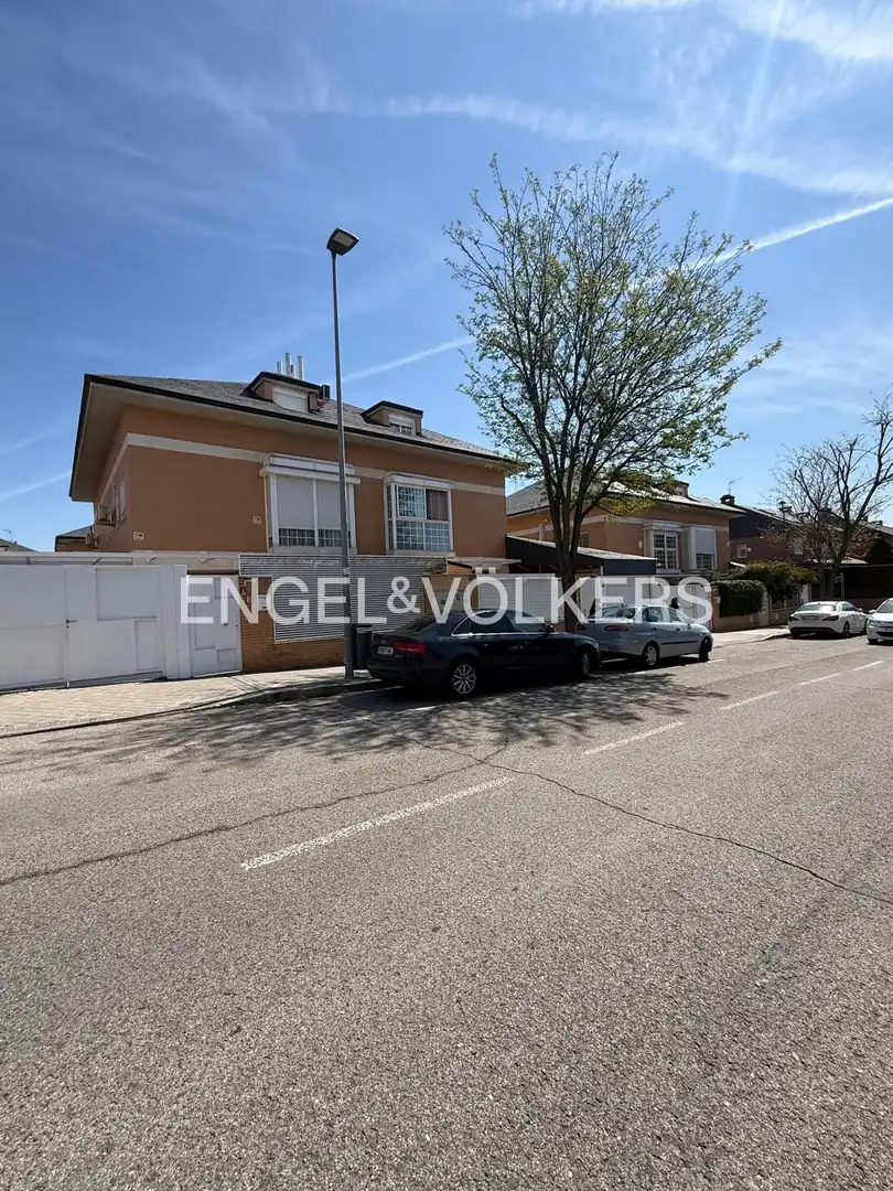 Vista exterior de Casa adosada en venta en Rivas-Vaciamadrid con Aire acondicionado, Calefacción y Jardín privado