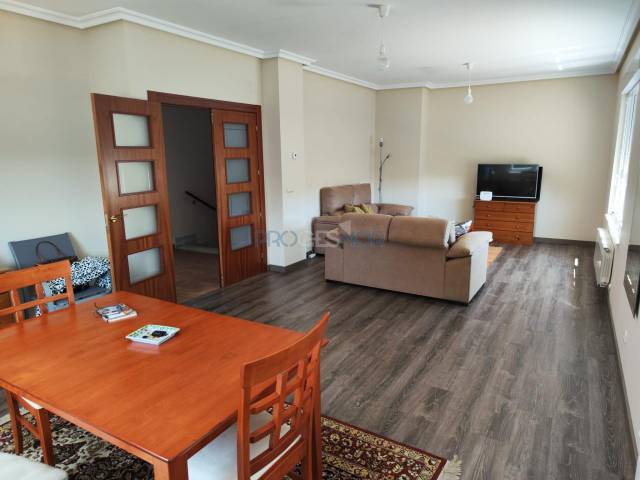 Casa-chalet en Venta en Cervantes en Villabalter