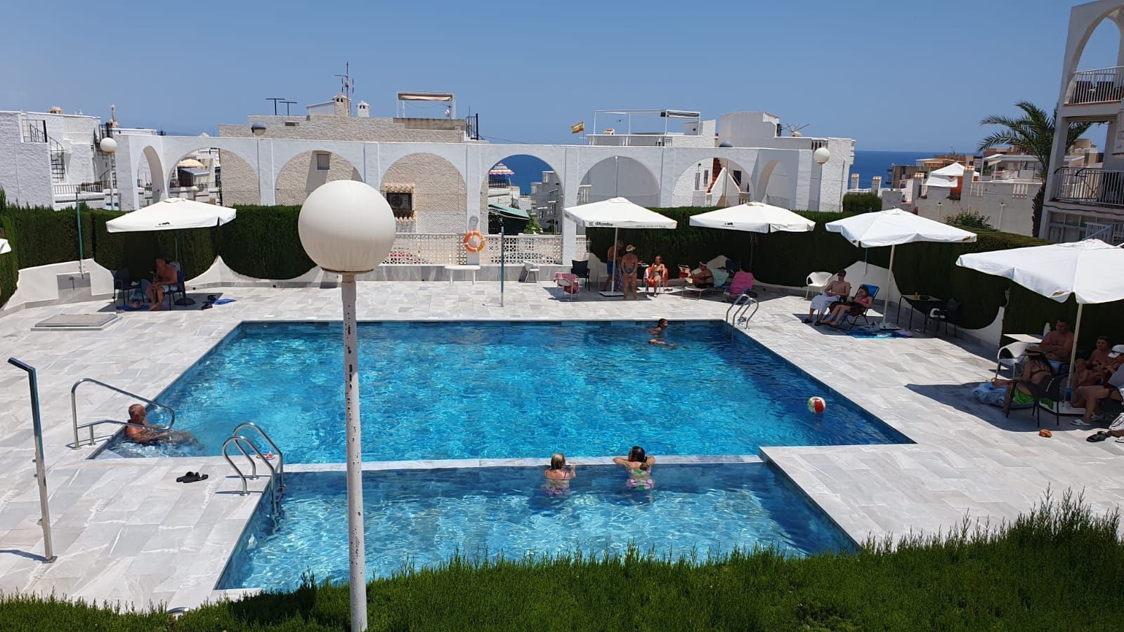 Piscina de Apartament en venda en Torrevieja amb Terrassa i Piscina comunitària