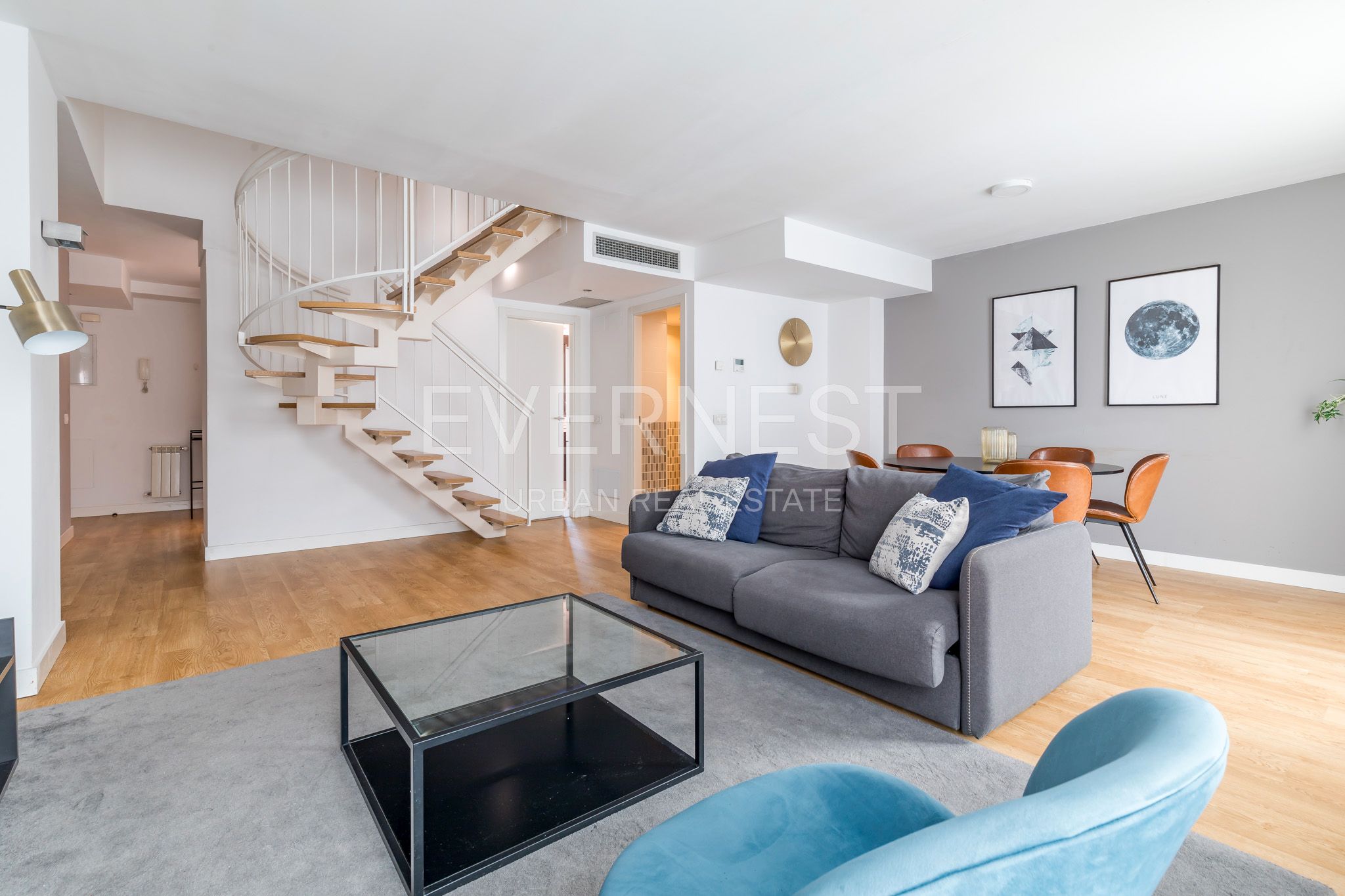 Living room of Duplex to rent in  Madrid Capital  with Air Conditioner, Heating and Parquet flooring