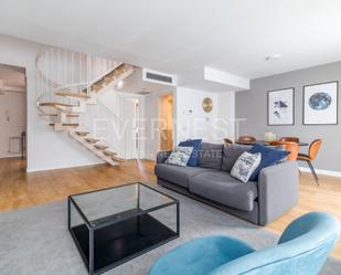 Living room of Duplex to rent in  Madrid Capital  with Air Conditioner, Heating and Parquet flooring