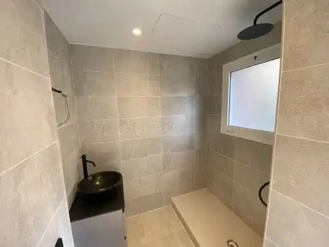 Badezimmer von Wohnung zur Miete in Barcelona mit Klimaanlage, Heizung und Ofen