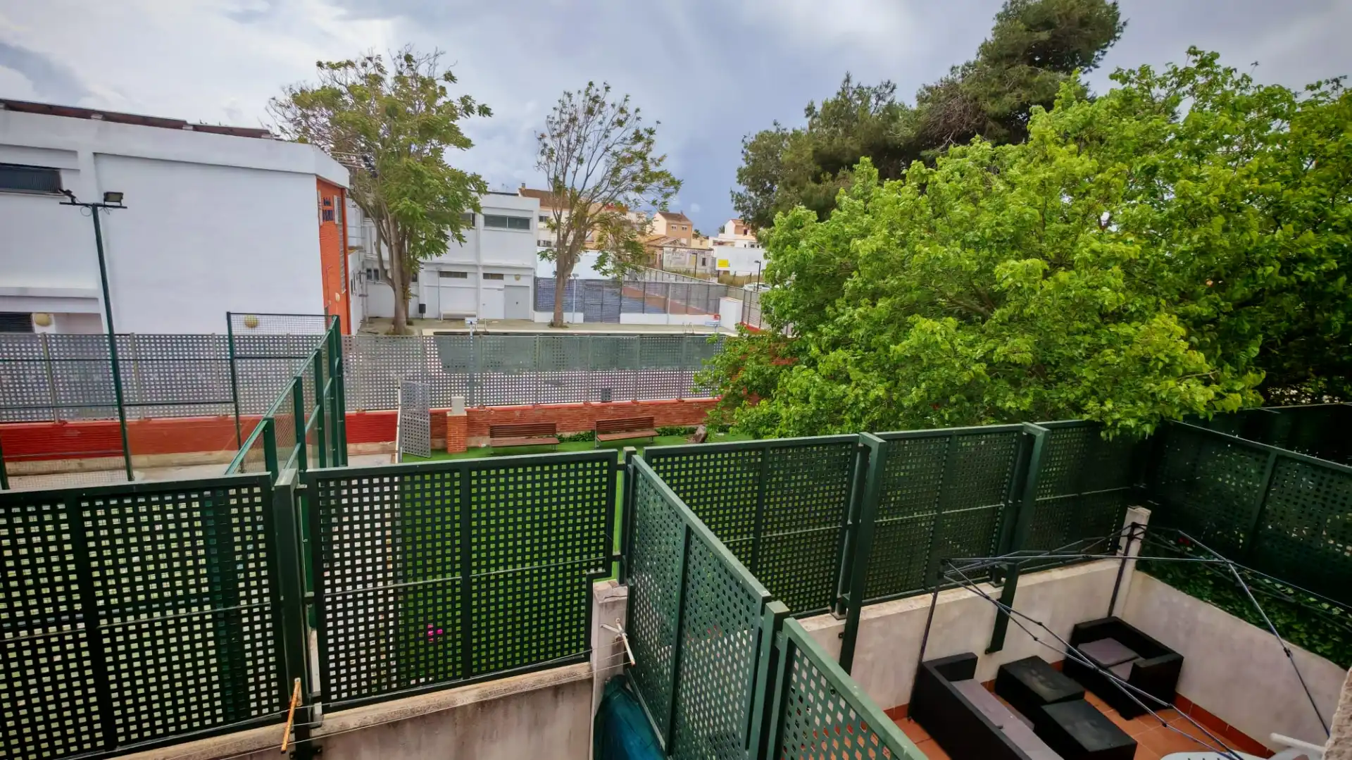 Außenansicht von Einfamilien-Reihenhaus zum Verkauf in Valencia mit Terrasse, Abstellraum und Ofen