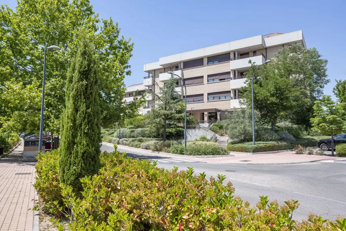 Vista exterior de Planta baja en venta en Pozuelo de Alarcón con Aire acondicionado, Calefacción y Jardín privado