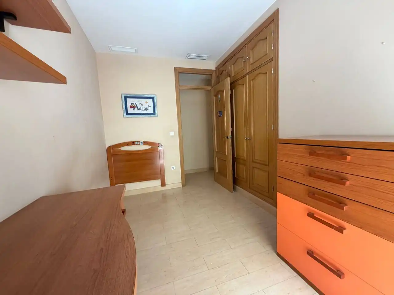 Habitación de Casa adosada en venta en Bormujos con Alarma