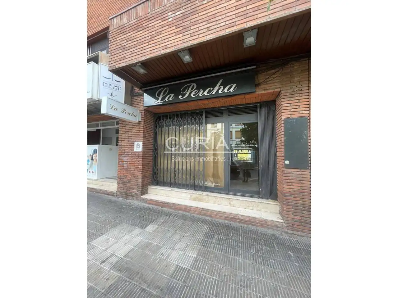 Local comercial de lloguer a Instituts - Universitat