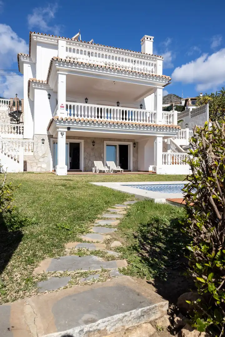 Vista exterior de Casa o xalet de lloguer en Benalmádena amb Terrassa