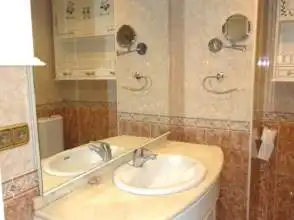 Badezimmer von Wohnung zur Miete in Gijón  mit Heizung und Abstellraum