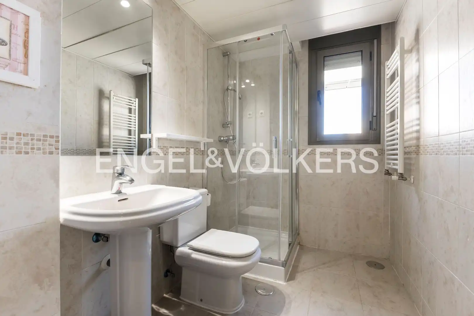 Badezimmer von Dachboden zur Miete in Madrid mit Klimaanlage, Heizung und Parkett