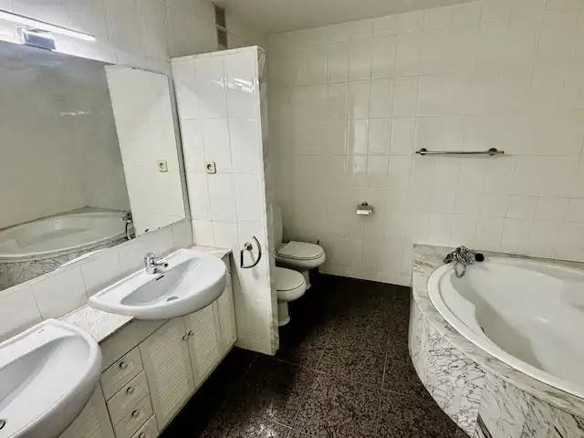 Bany de Casa adosada en venda en Sant Cugat del Vallès amb Aire condicionat, Calefacció i Jardí privat