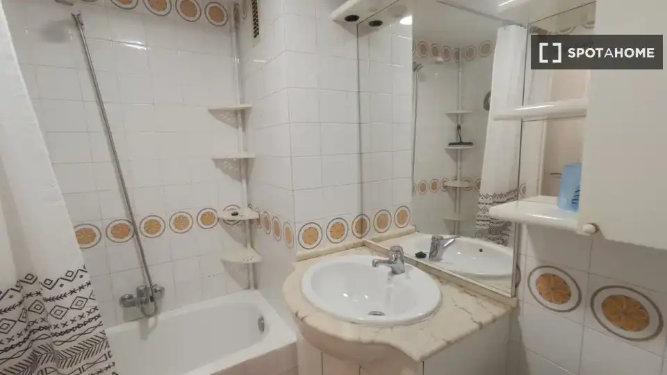 Habitació a Mendebaldea - Ermitagaña