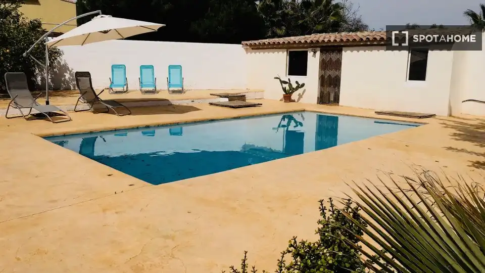 Piscina de Piso de alquiler en La Pobla de Vallbona con Aire acondicionado, Calefacción y Amueblado