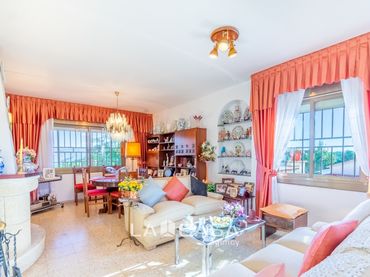 Casa con balcone in vendita a Carrer l'Atzavara 7