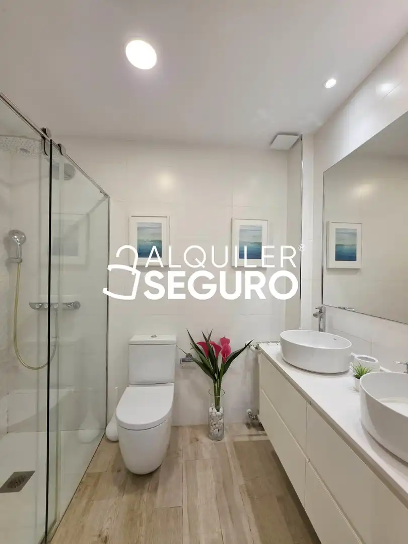 Bathroom of Flat for rent in Boadilla del Monte  with Air Conditioner, Heating and Terrace