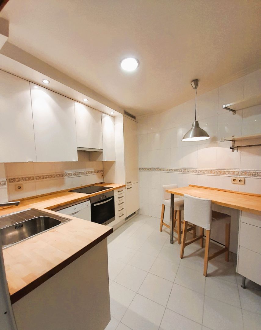 Cocina de Piso de alquiler en Pontevedra Capital  con Calefacción, Parquet y Horno