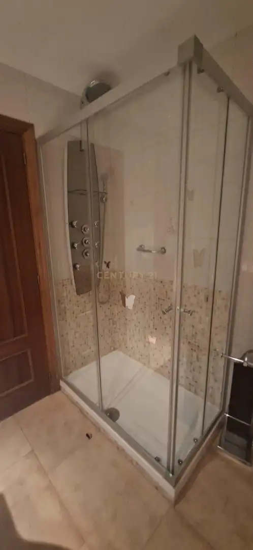 Badezimmer von Einfamilien-Reihenhaus zur Miete in Boadilla del Monte mit Abstellraum, Ofen und Waschmaschine