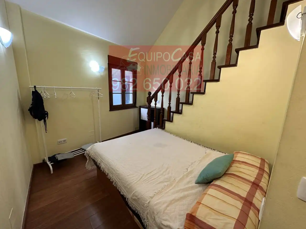 Habitación de Casa adosada en venta en Lugo con Calefacción, Parquet y Amueblado
