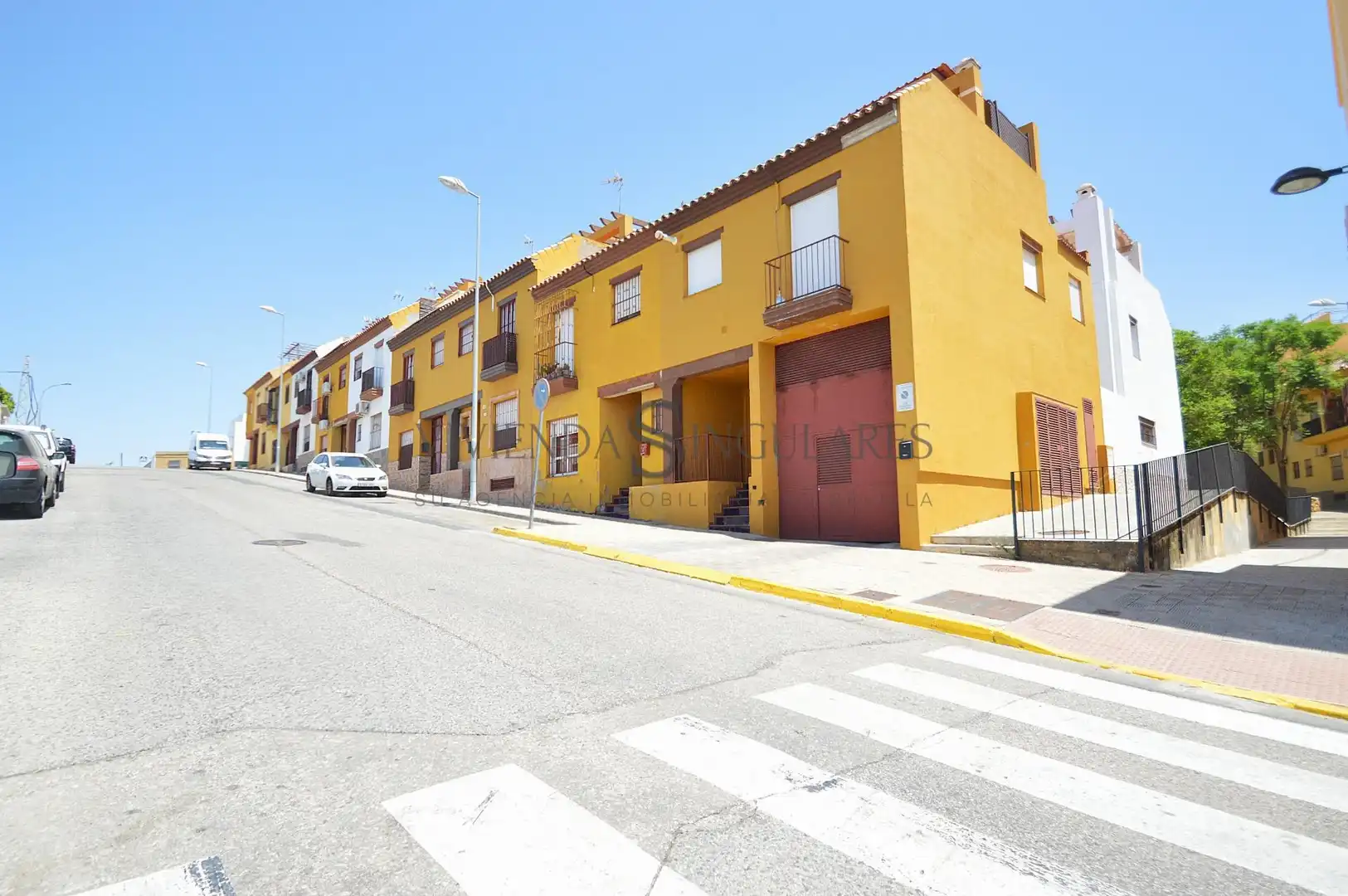 Vista exterior de Casa adosada en venda en Alcalá de Guadaira amb Aire condicionat, Jardí privat i Terrassa