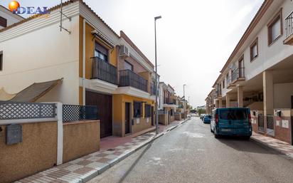 Außenansicht von Einfamilien-Reihenhaus zum verkauf in Huétor Tájar mit Klimaanlage, Heizung und Parkett