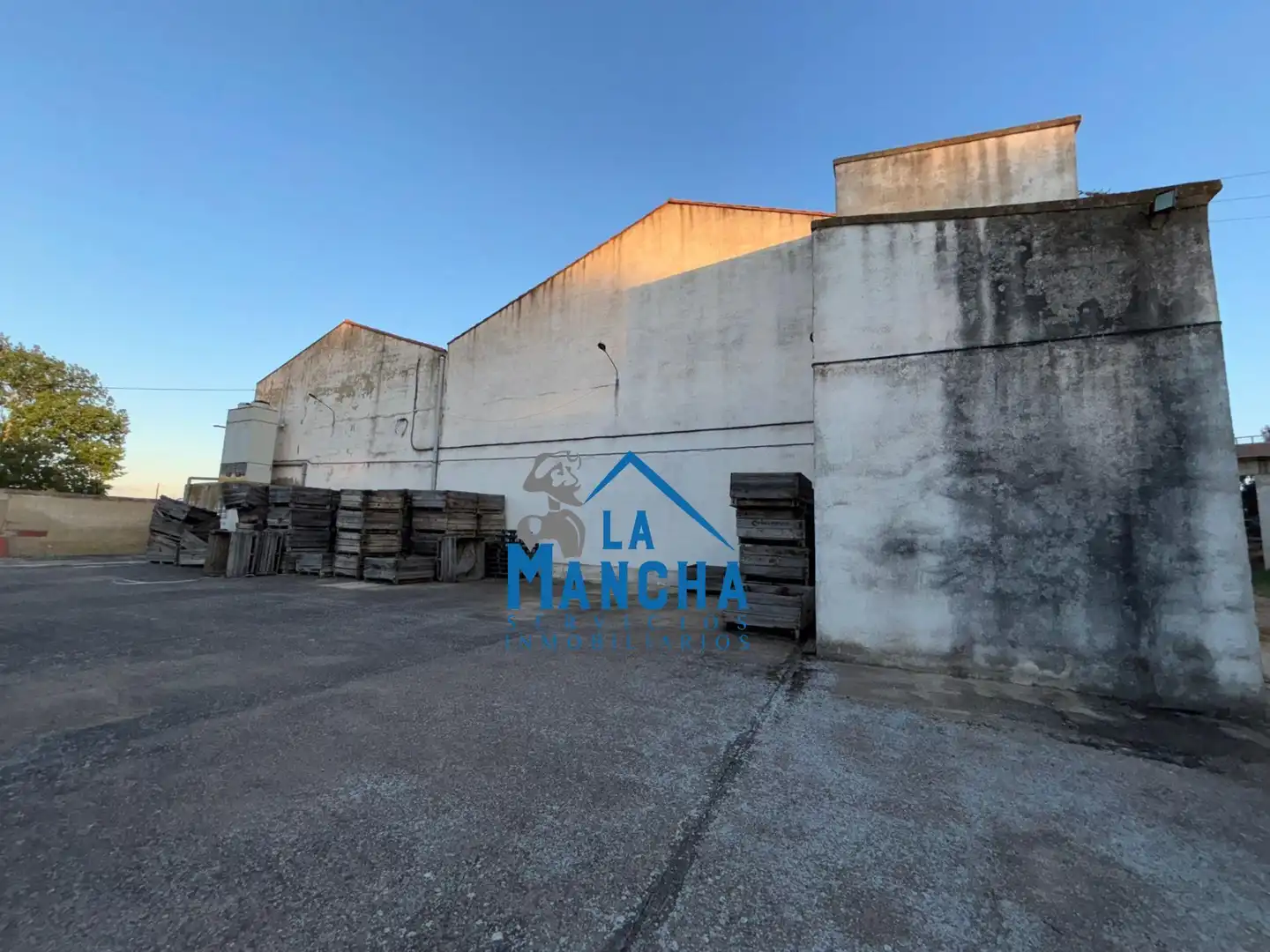 Außenansicht von Fabrikhallen zum Verkauf in Albacete