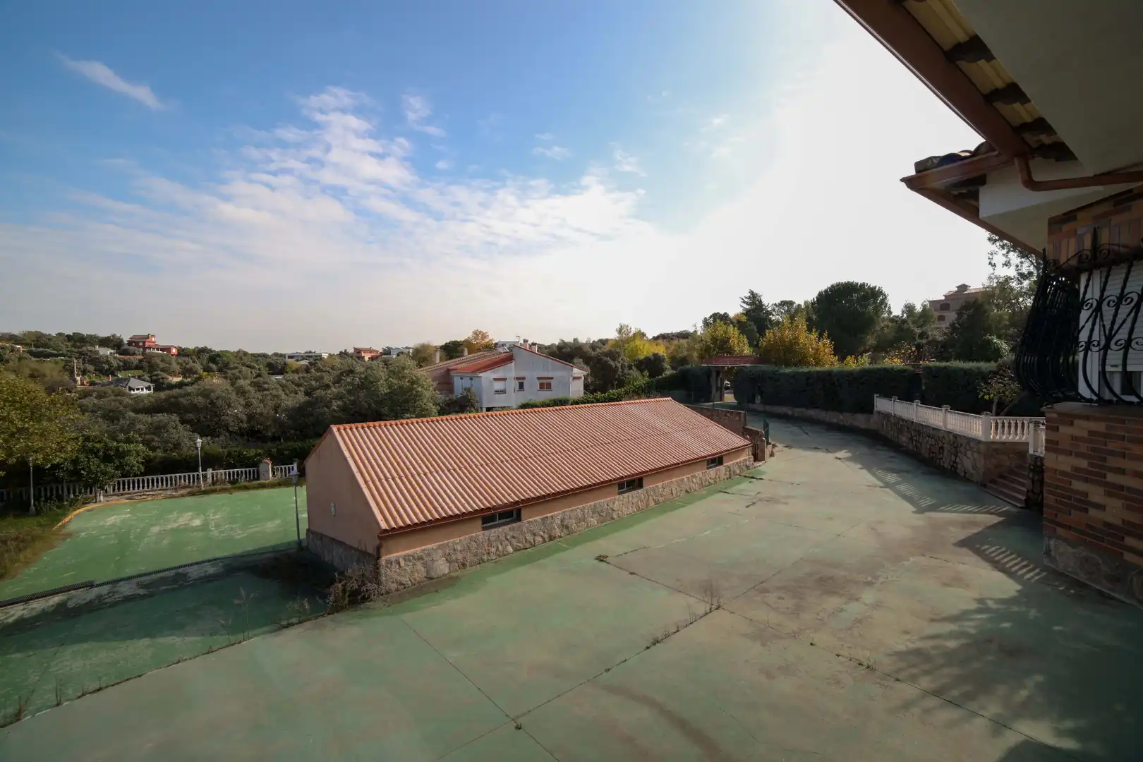 Vista exterior de Casa o xalet en venda en Arroyomolinos (Madrid) amb Aire condicionat, Calefacció i Jardí privat