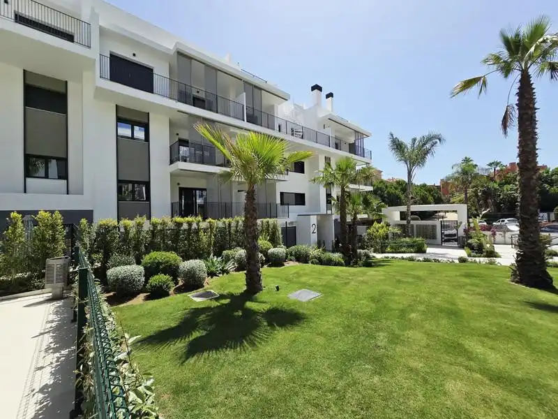 Vista exterior de Àtic de lloguer en Estepona amb Aire condicionat, Terrassa i Piscina