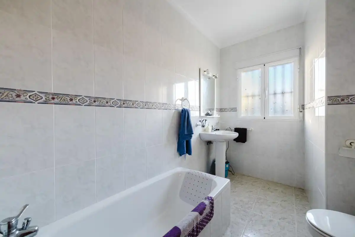 Baño de Casa adosada en venta en Valle de Abdalajís con Calefacción, Terraza y Balcón