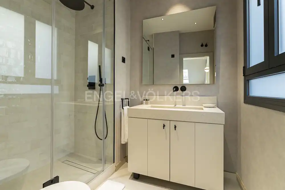 Bathroom of Flat for rent in Madrid  with Air Conditioner, Heating and Furnished