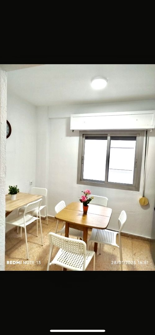 Dining room of Flat to share in  Valencia Capital  with Air Conditioner, Heating and Furnished