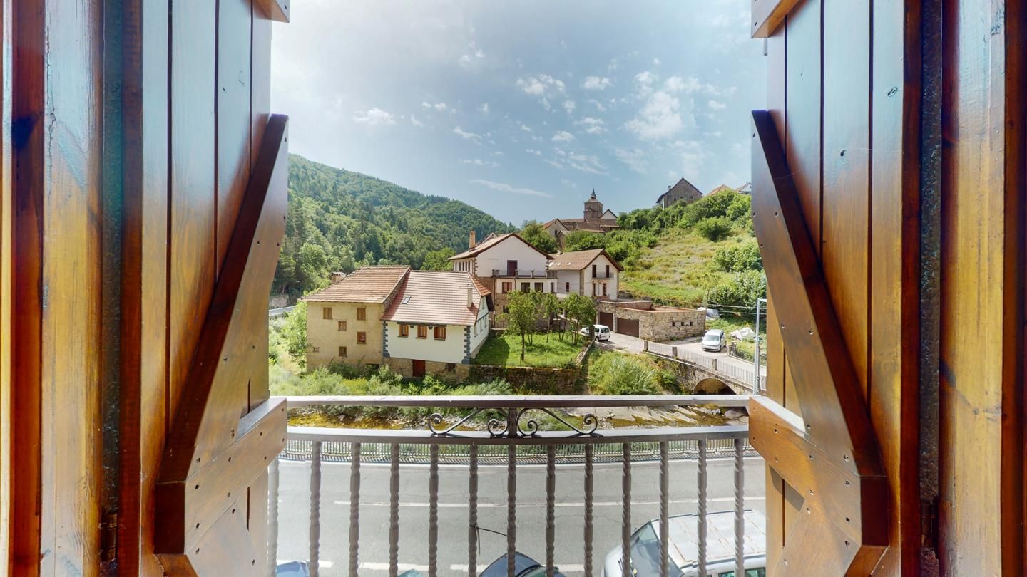 Vista exterior de Casa o xalet en venda en Uztárroz / Uztarroze amb Calefacció, Moblat i Balcó