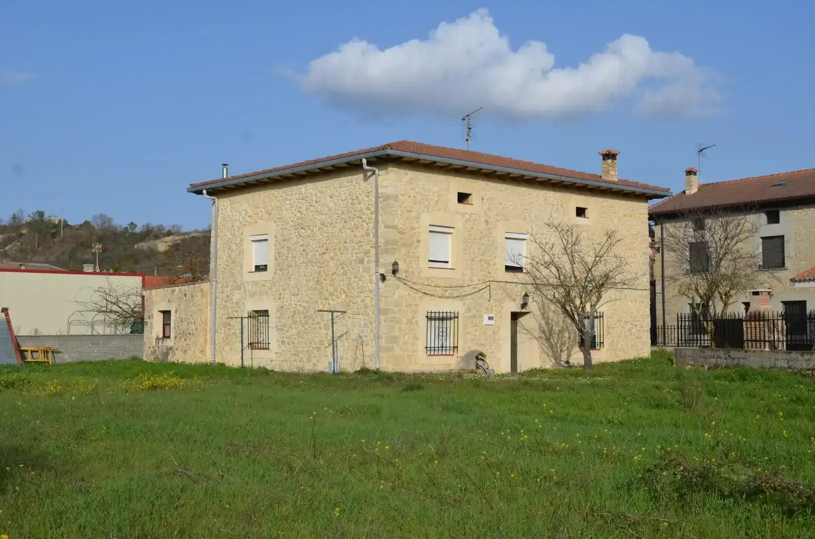 Vista exterior de Finca rústica en venda en Valle de Tobalina amb Jardí privat, Traster i Moblat